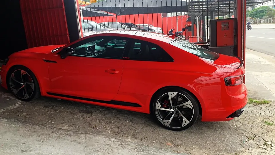 Audi RS vermelho, lateral, na oficina da RM