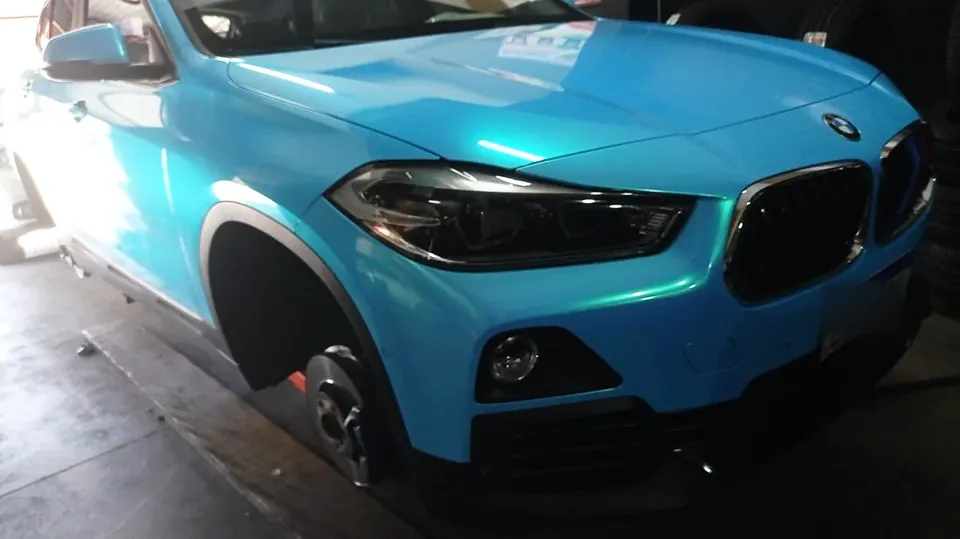 BMW X2 azul na oficina da RM