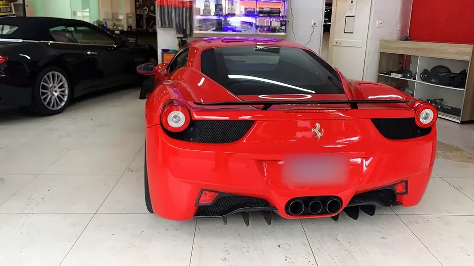 Ferrari 458 vermelha na oficina