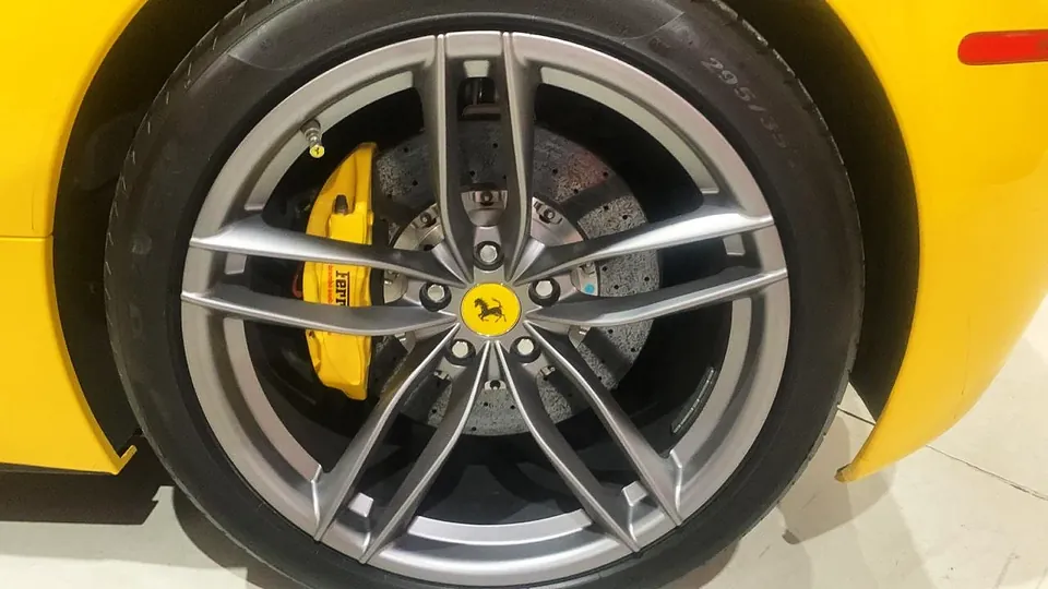 Ferrari amarela com roda com face usinada e pinça de freio amarela