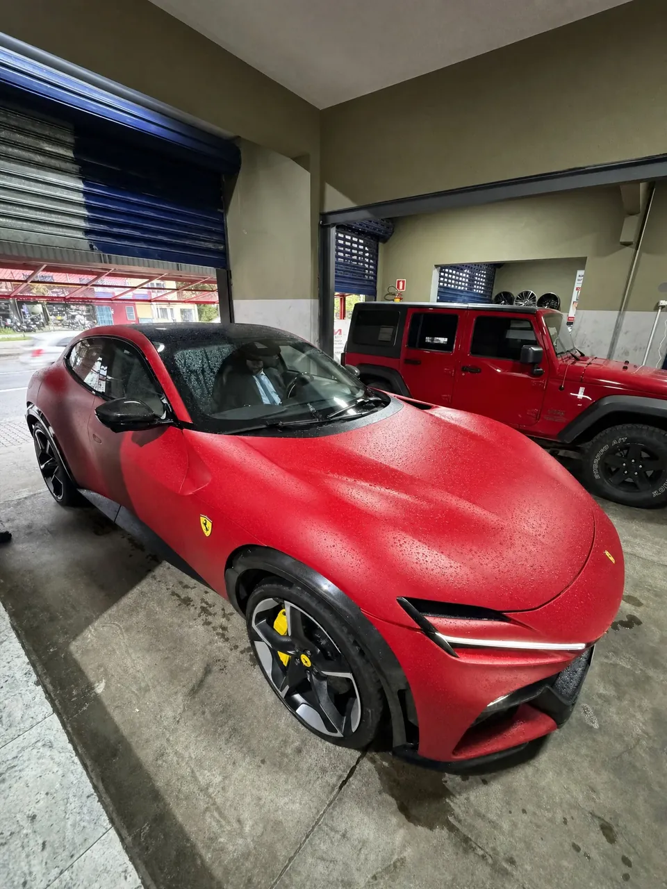 Ferrari Purosangue vermelha fosca dentro da oficina da RM