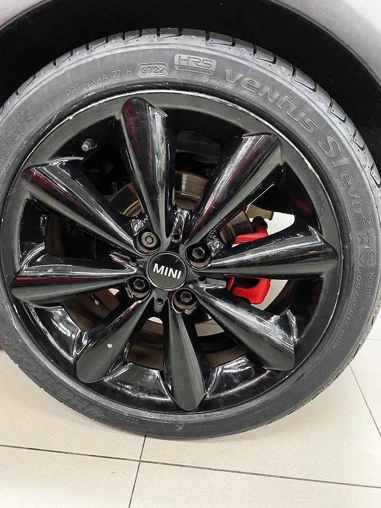 Mini com roda em preto e pinça de freio vermelha