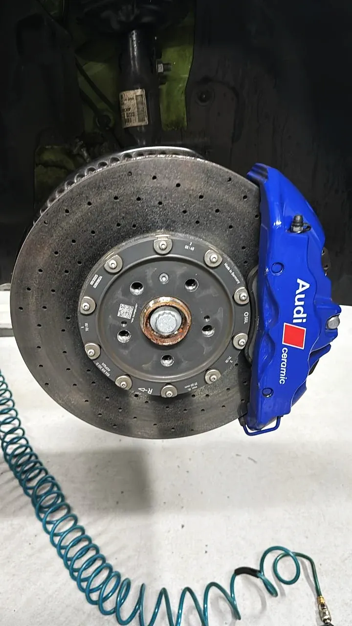 Pinça Audi azul montada com disco