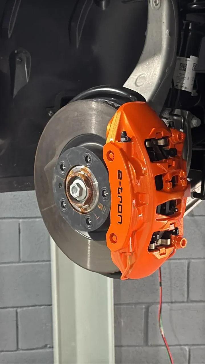 Pinça de freio Audi e-tron em laranja, montada no cubo com o disco