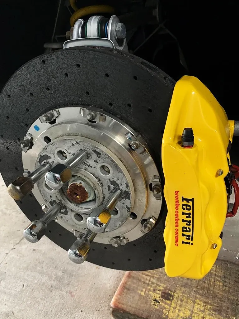 Pinça Ferrari em amarelo, montada no cubo com disco