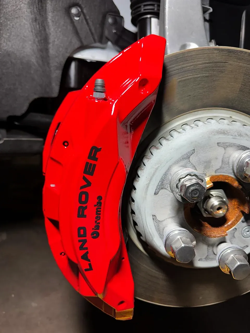 Pinça Land Rover em vermelho, em detalhe