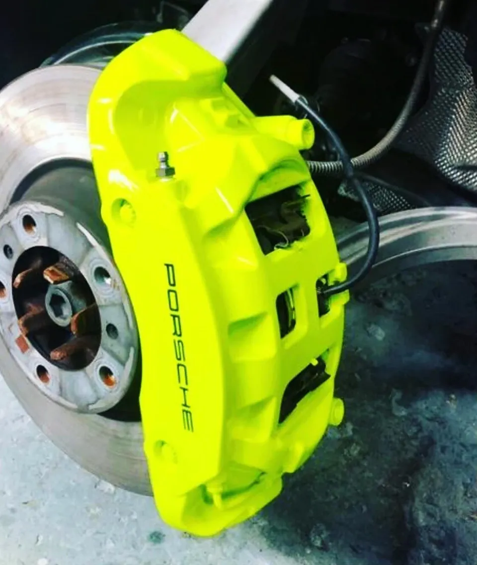 Pinça de freio Porsche em verde-limão