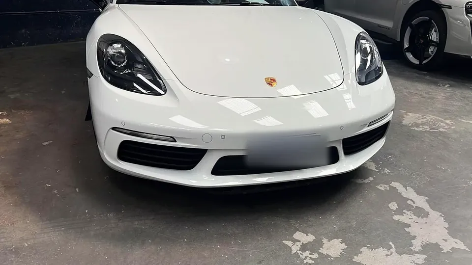 Porsche 718 branco na oficina da RM