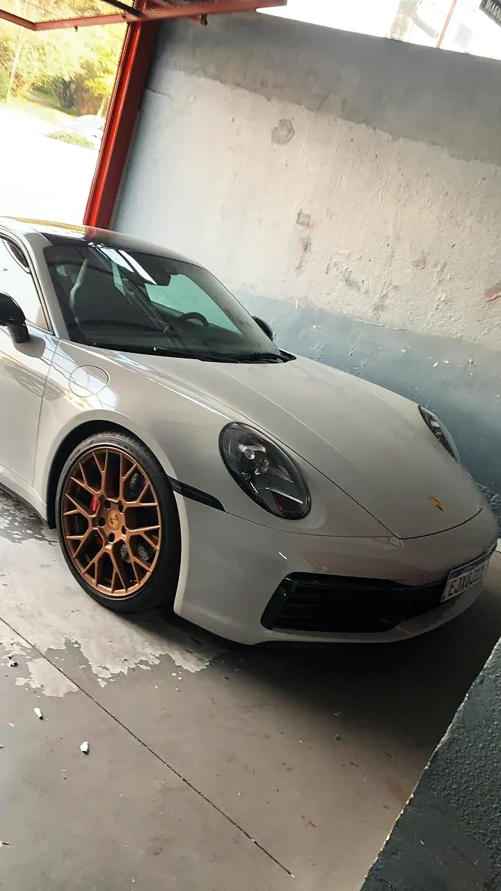 Porsche 911 branco com rodas em bronze