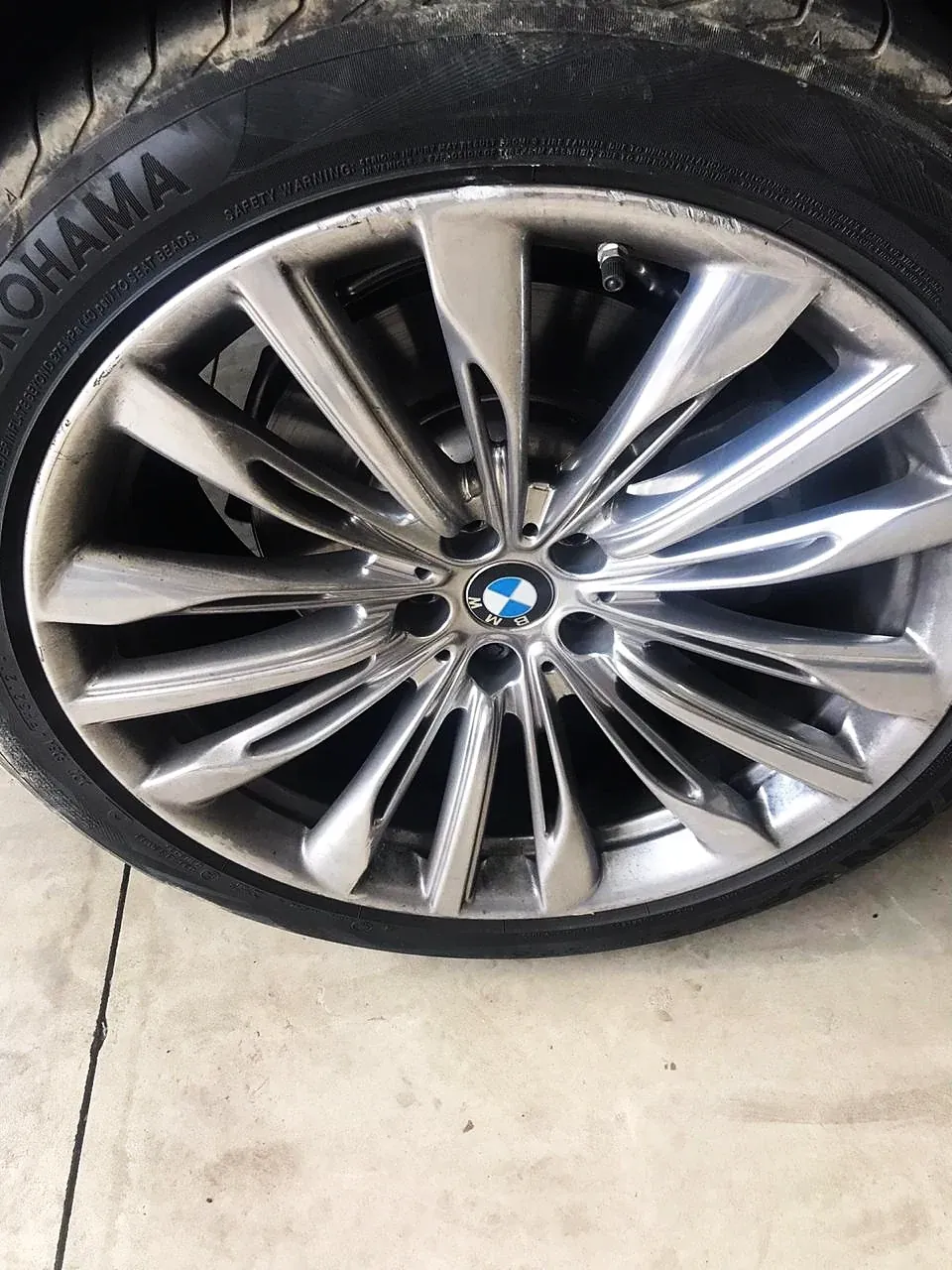 Roda BMW de raios múltiplos com face usinada