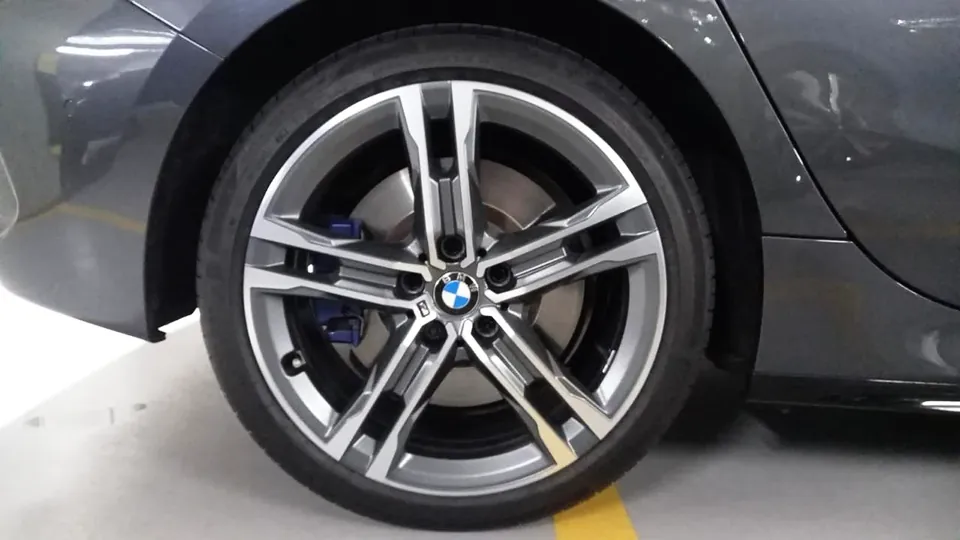 Roda BMW com face usinada montada em carro cinza