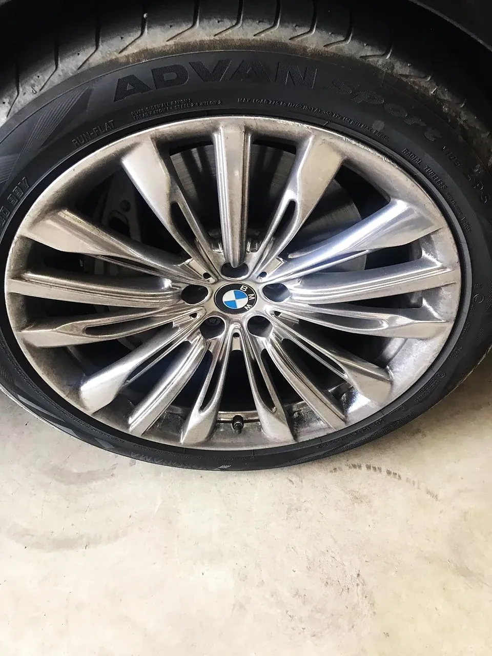 Roda BMW de raios múltiplos com face usinada, detalhe