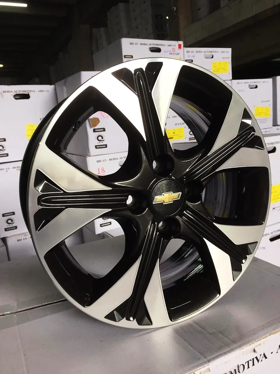 Roda Chevrolet com face usinada, com raios pretos e face polida