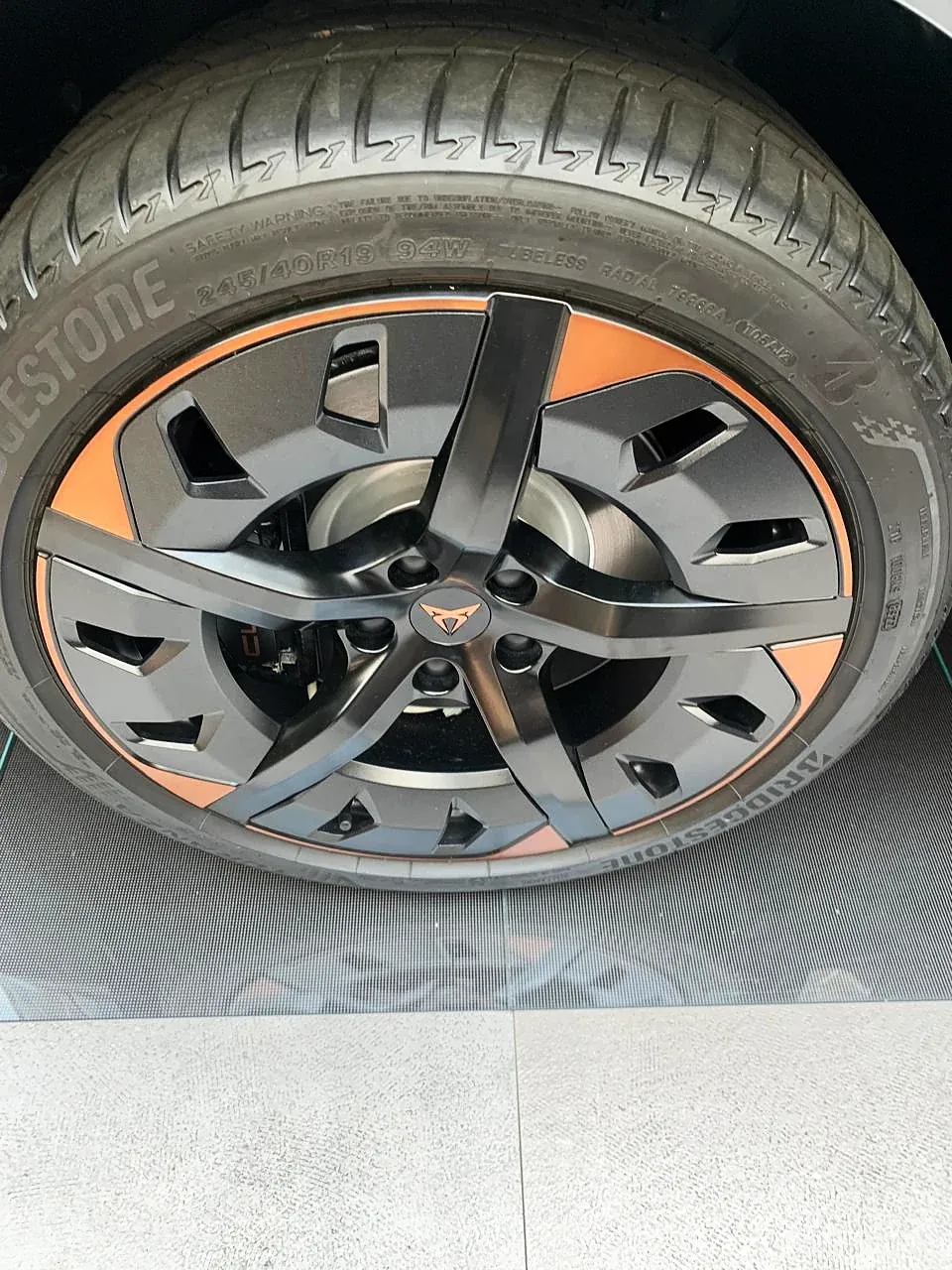 Roda de liga leve, em acabamento grafite, montada no carro