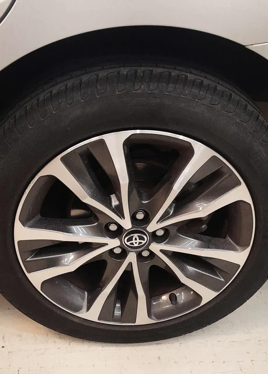 Roda de raios duplos com face usinada, montada no carro