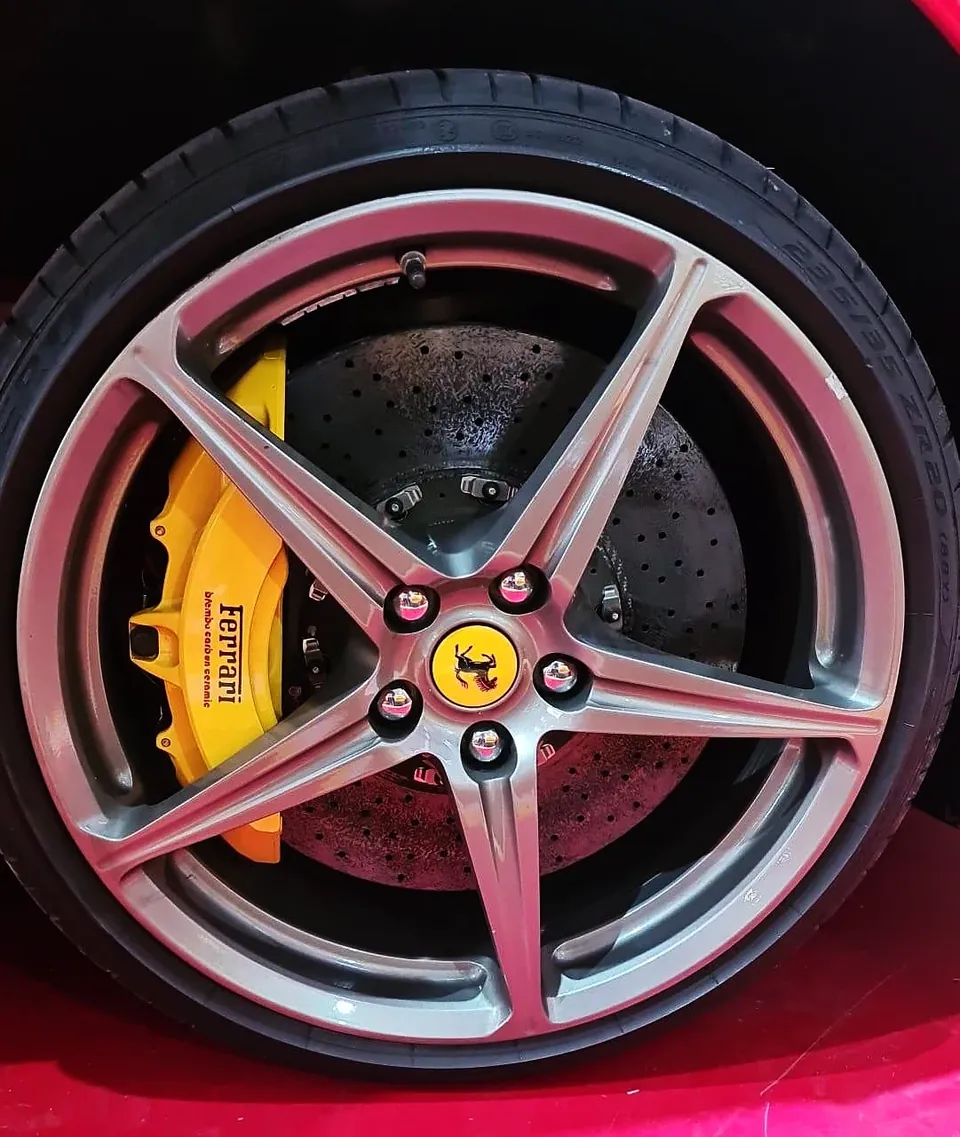 Roda Ferrari com pinça de freio em amarelo
