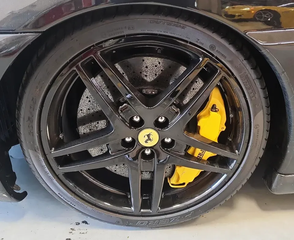 Roda Ferrari em preto com pinça de freio amarela