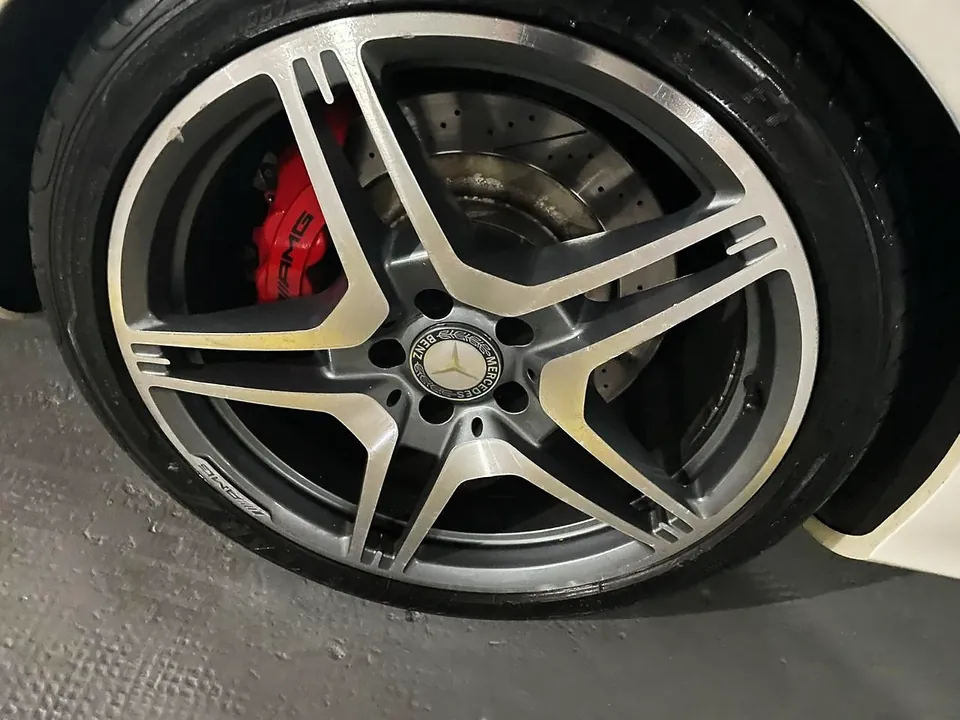 Roda de liga leve montada no carro