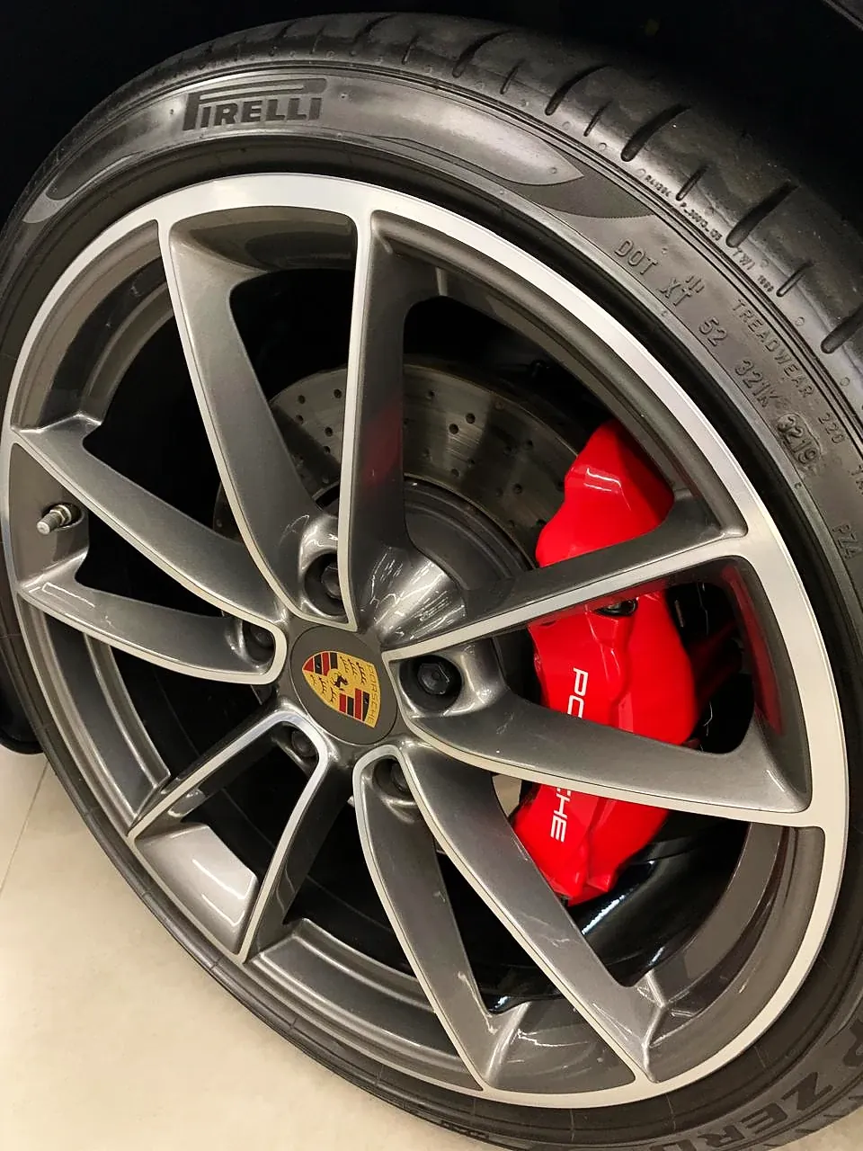 Roda Porsche com pinça de freio em vermelho