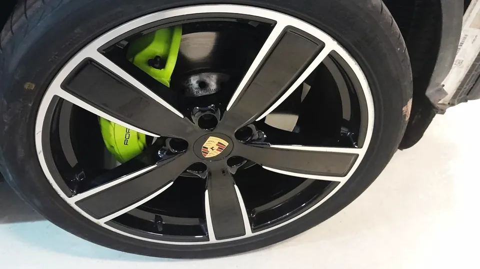 Roda Porsche preta com pinça em verde-limão