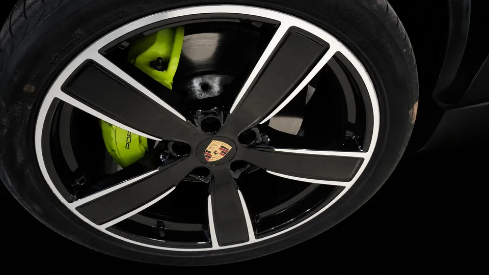 Roda Porsche com pinça de freio verde