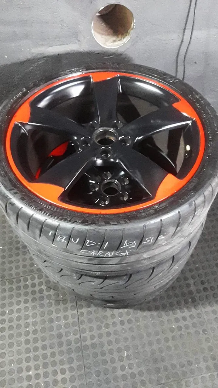 Roda em preto com filete laranja na borda
