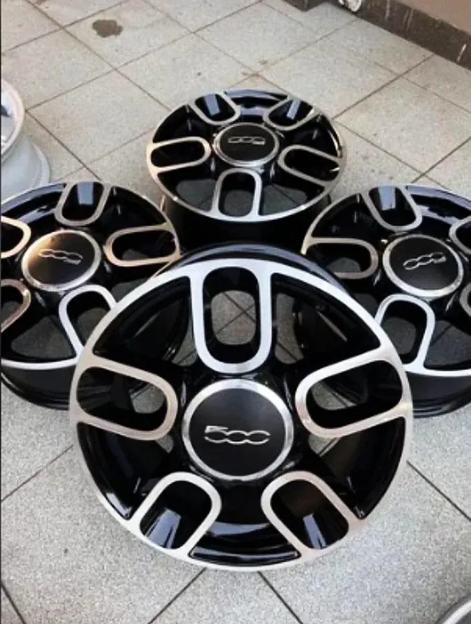 Rodas Fiat 500 com face usinada, empilhadas