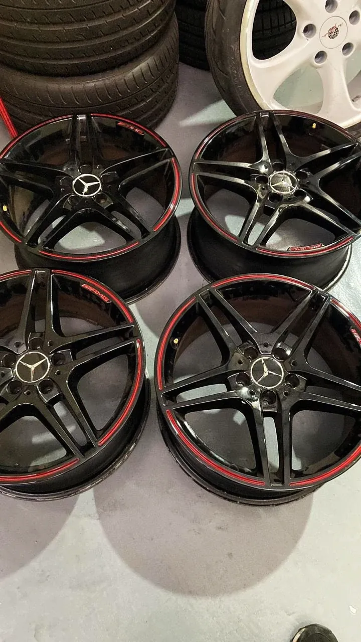 Jogo de rodas Mercedes em preto com filete vermelho