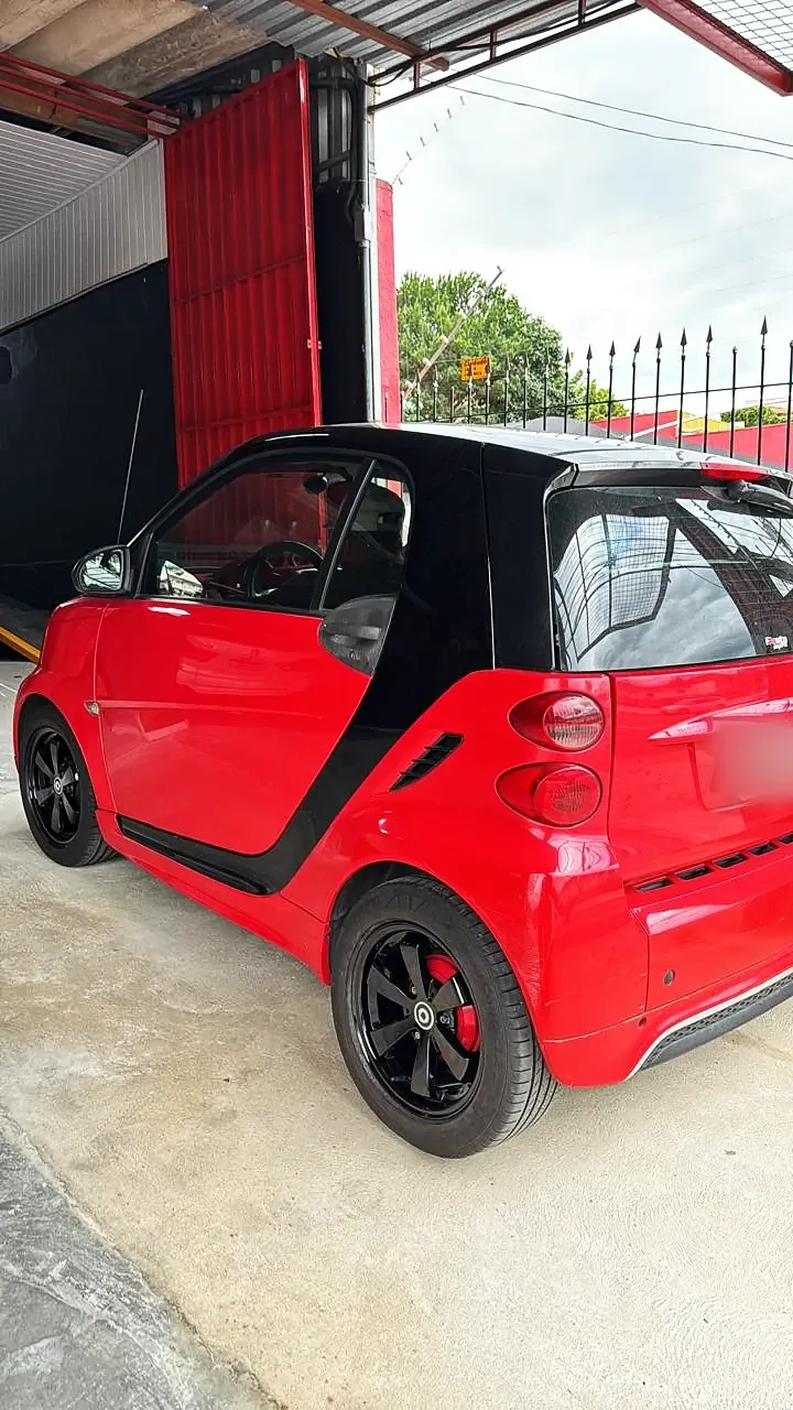 Smart vermelho com roda em preto e pinça vermelha